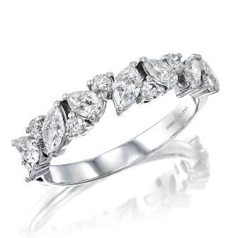 טבעת משובצת יהלומים עגולים ומרקיזות.